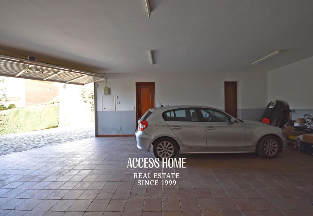 Casa en venta en Les Sureres, Mataró, con jardín y piscina