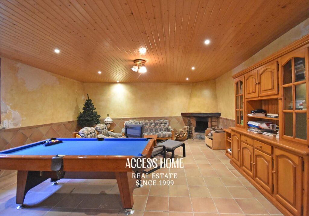 Casa en venta en Les Sureres, Mataró, con jardín y piscina