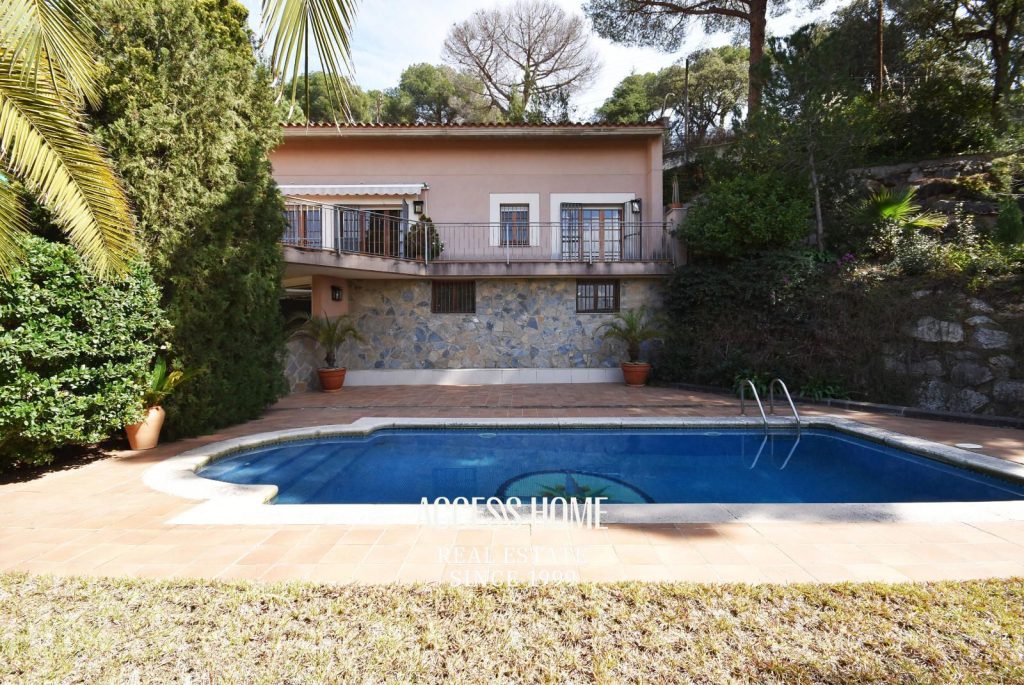 Casa en venta en Les Sureres, Mataró, con jardín y piscina