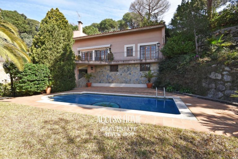 Casa en venta en Les Sureres, Mataró, con jardín y piscina