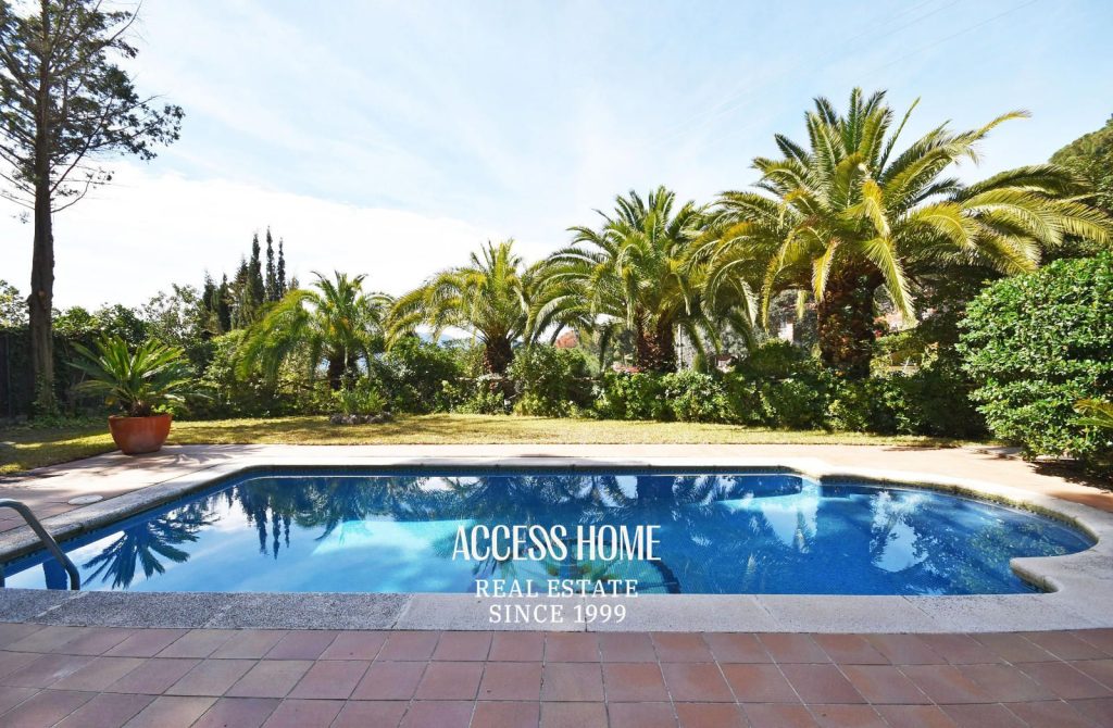 Casa en venta en Les Sureres, Mataró, con jardín y piscina