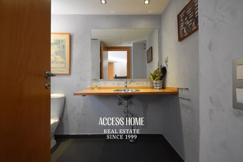 Amplia casa con jardín y piscina en zona residencial de Alella
