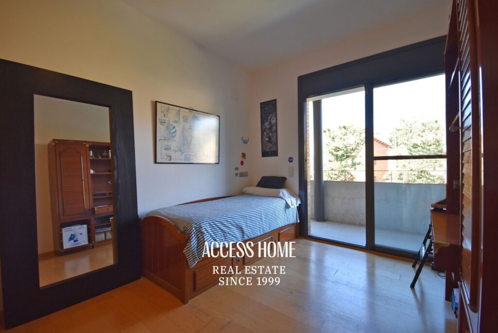 Amplia casa con jardín y piscina en zona residencial de Alella