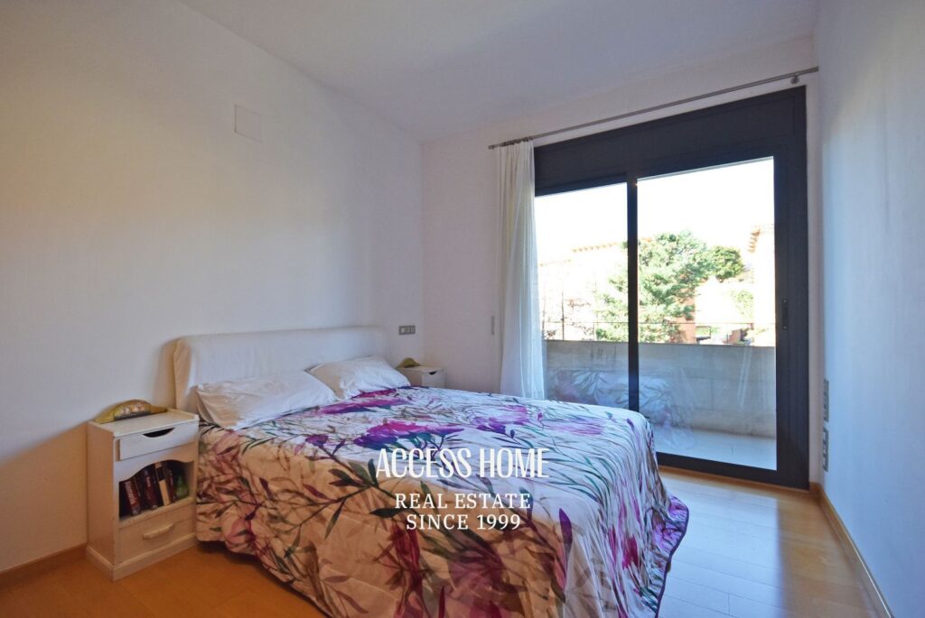 Amplia casa con jardín y piscina en zona residencial de Alella