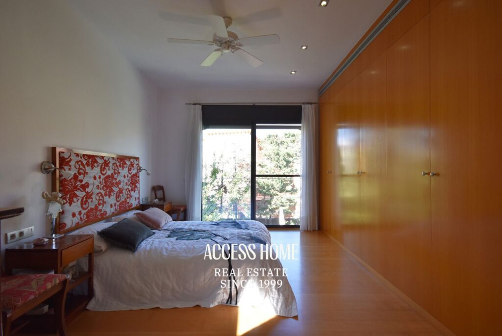 Amplia casa con jardín y piscina en zona residencial de Alella