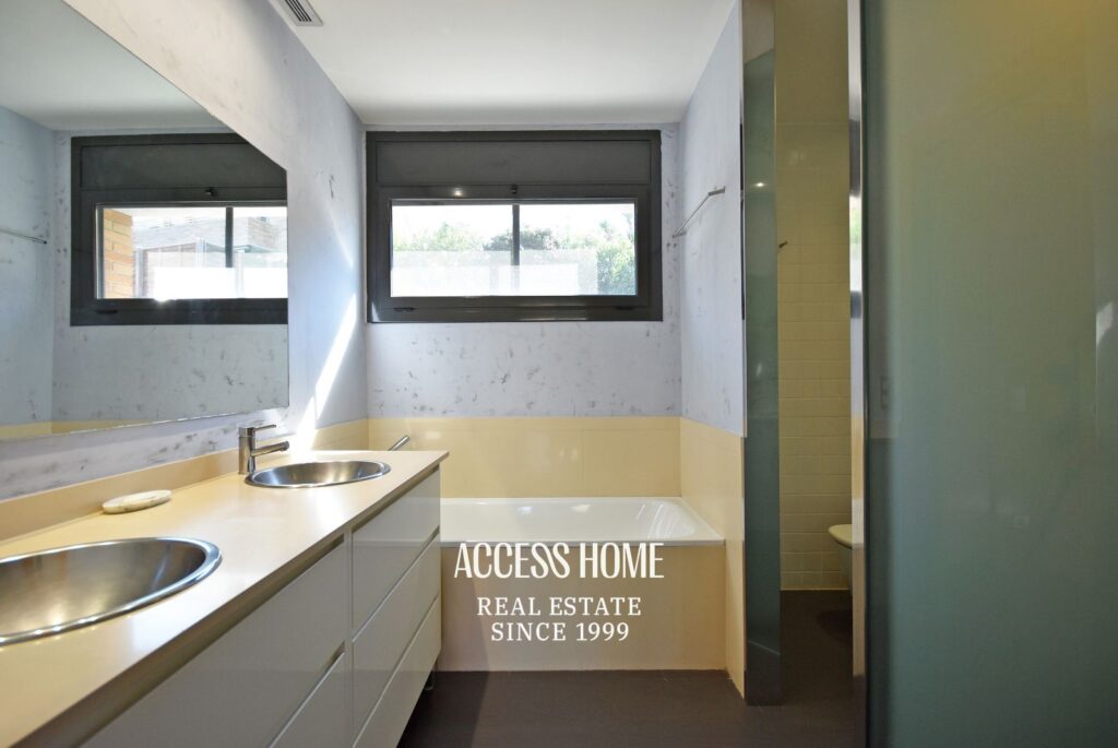 Amplia casa con jardín y piscina en zona residencial de Alella
