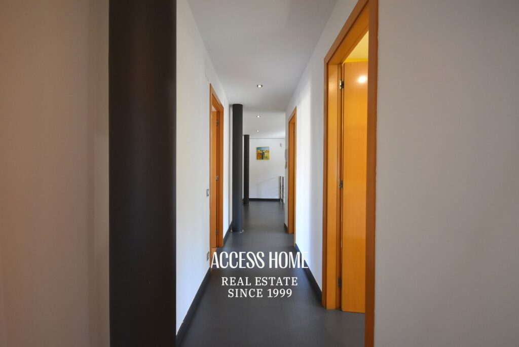 Amplia casa con jardín y piscina en zona residencial de Alella