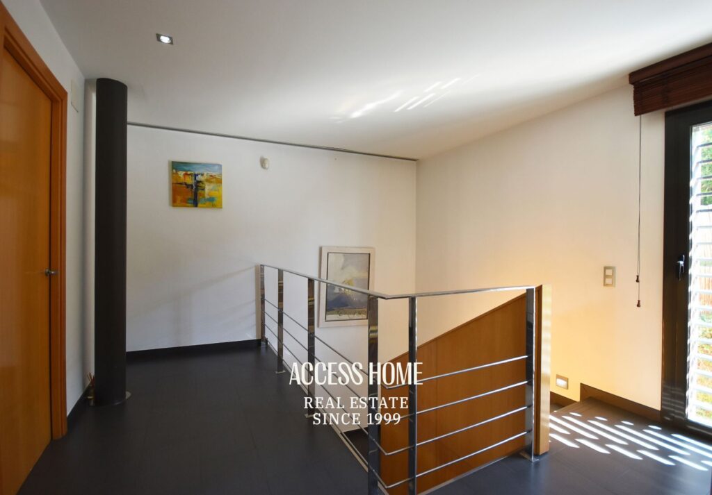 Amplia casa con jardín y piscina en zona residencial de Alella