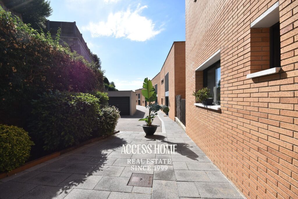 Amplia casa con jardín y piscina en zona residencial de Alella
