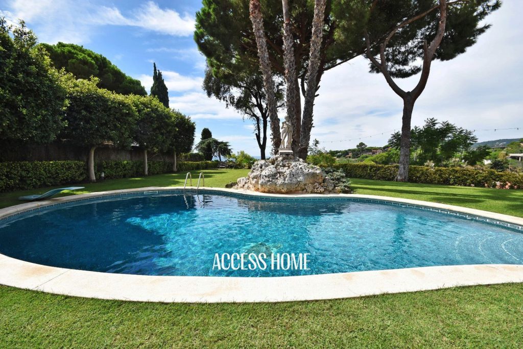Exclusiva casa con vistas al mar, piscina privada y casa de invitados en Caldes d’Estrac