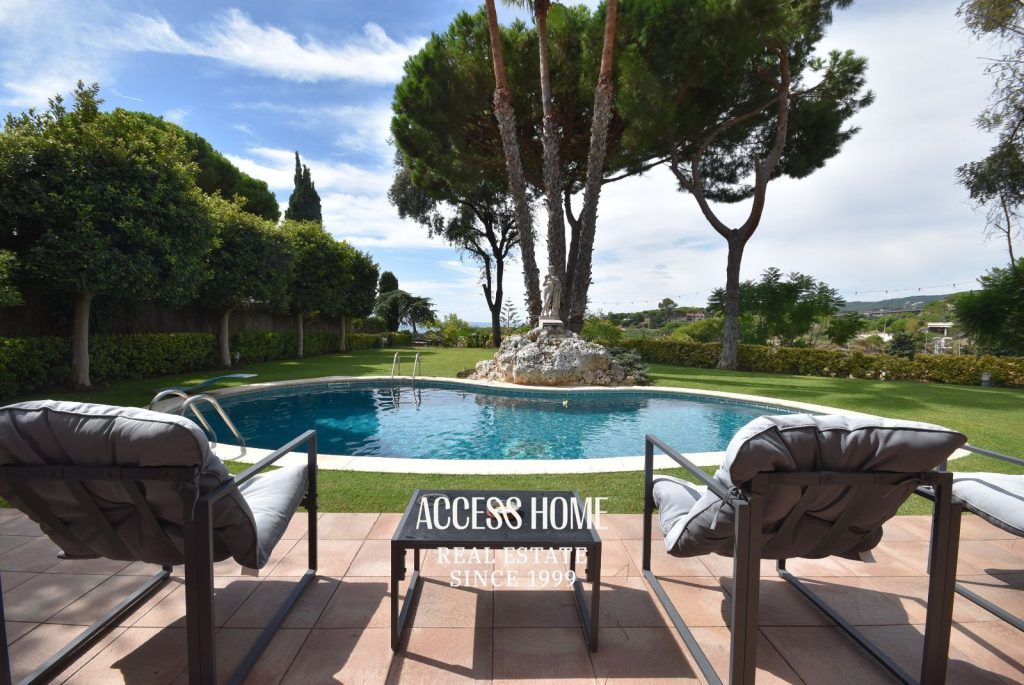 Exclusiva casa con vistas al mar, piscina privada y casa de invitados en Caldes d’Estrac