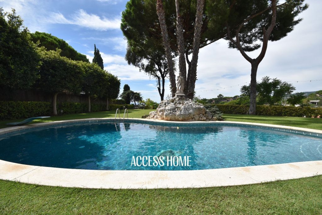 Exclusiva casa con vistas al mar, piscina privada y casa de invitados en Caldes d’Estrac