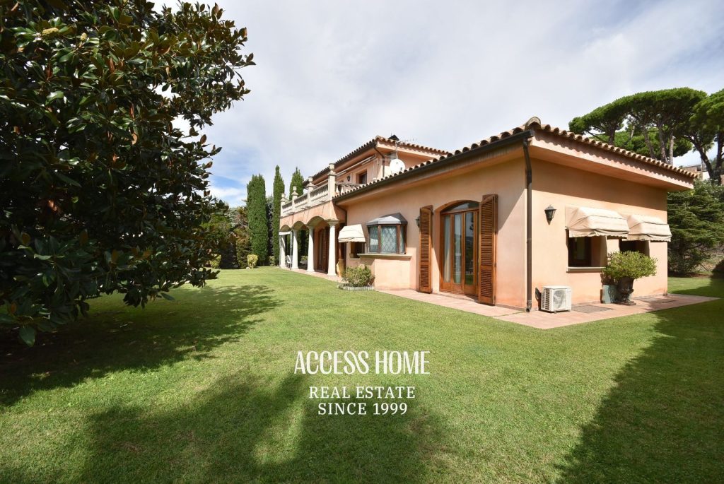 Exclusiva casa con vistas al mar, piscina privada y casa de invitados en Caldes d’Estrac