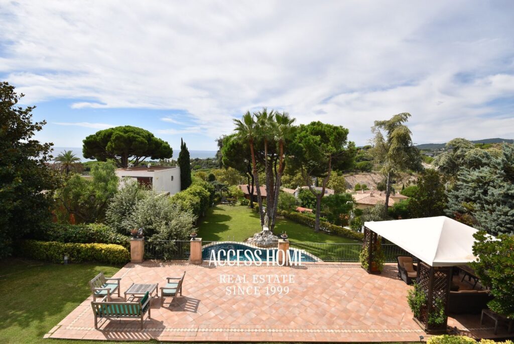 Exclusiva casa con vistas al mar, piscina privada y casa de invitados en Caldes d’Estrac