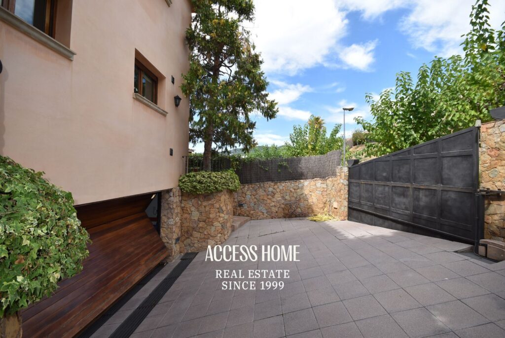 Exclusiva casa con vistas al mar, piscina privada y casa de invitados en Caldes d’Estrac