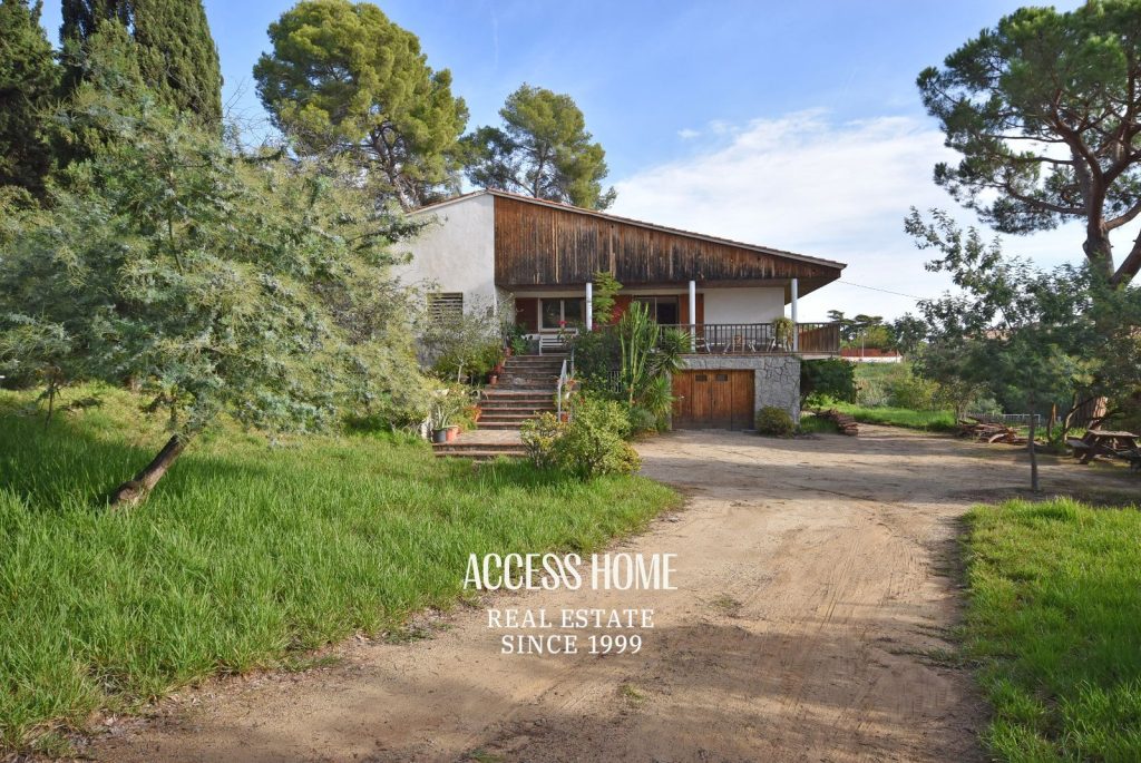 Casa en amplia parcela situada en Premià de Dalt