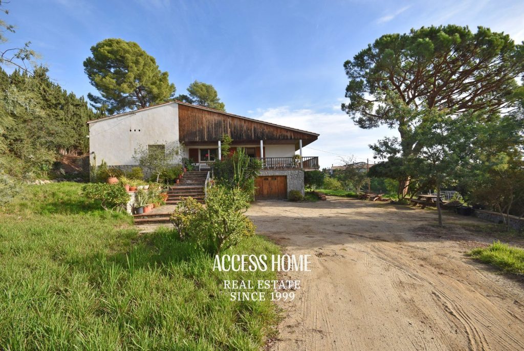 Casa en amplia parcela situada en Premià de Dalt