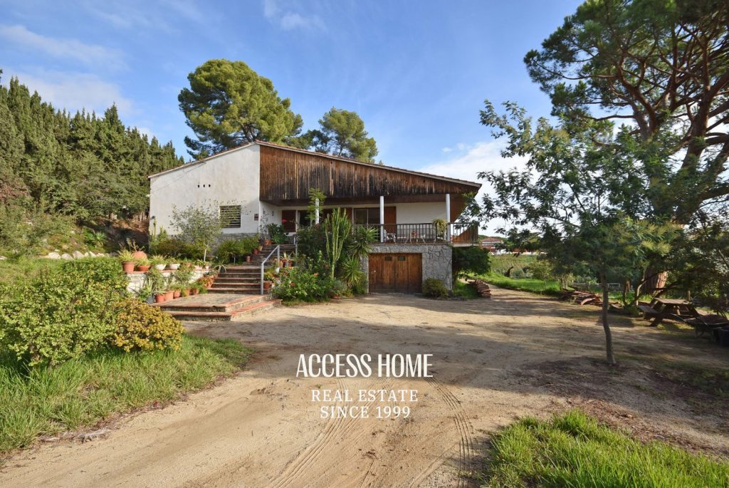 Casa en amplia parcela situada en Premià de Dalt