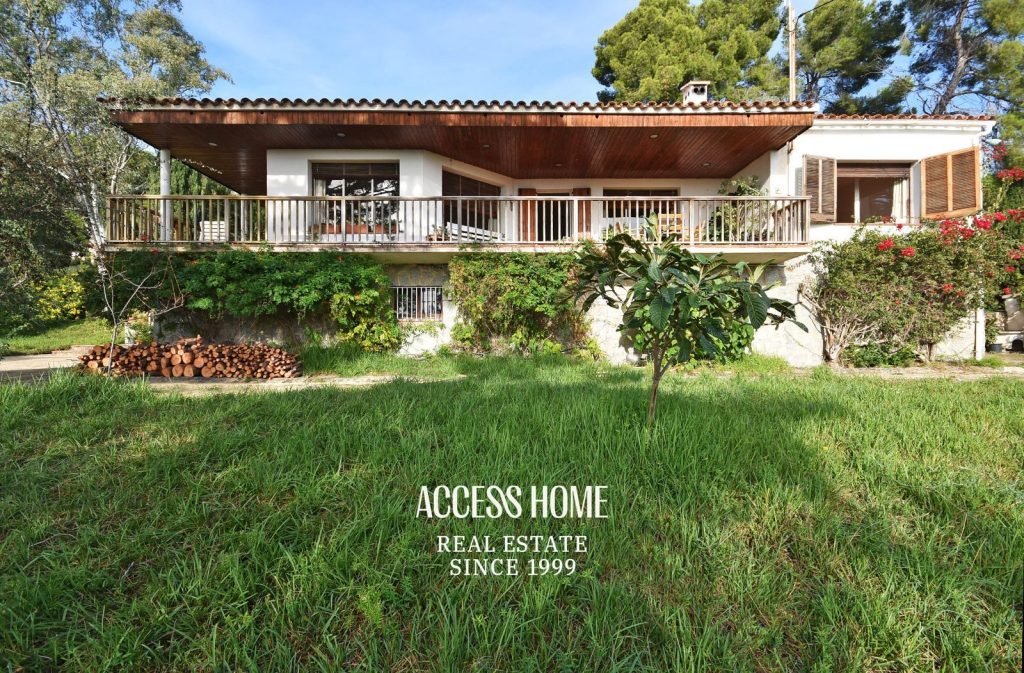 Casa en amplia parcela situada en Premià de Dalt
