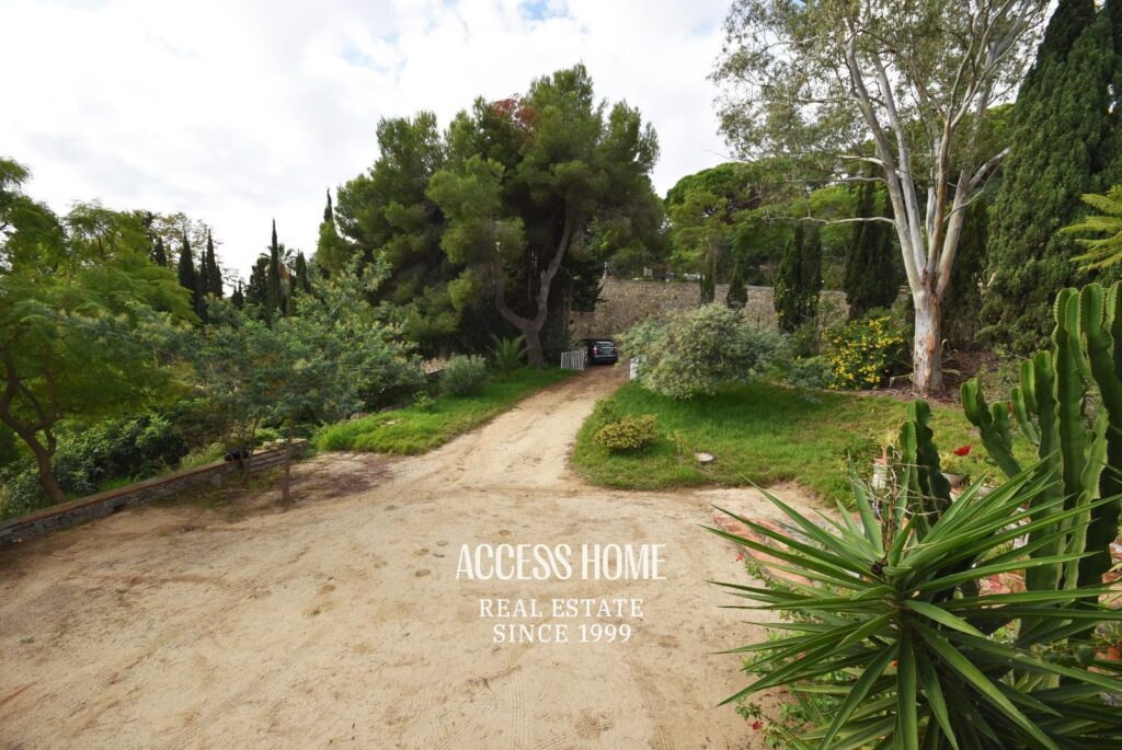 Casa en amplia parcela situada en Premià de Dalt