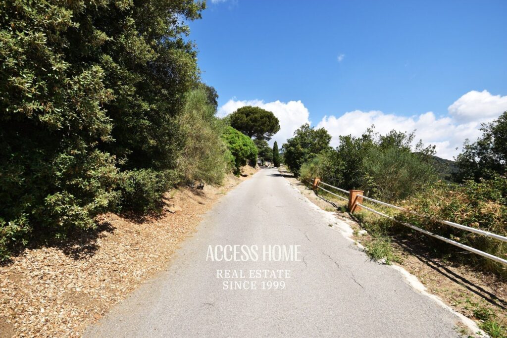 Finca en venta en Alella con viviendas independientes y panorámicas vistas a mar