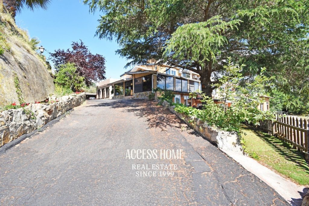 Finca en venta en Alella con viviendas independientes y panorámicas vistas a mar