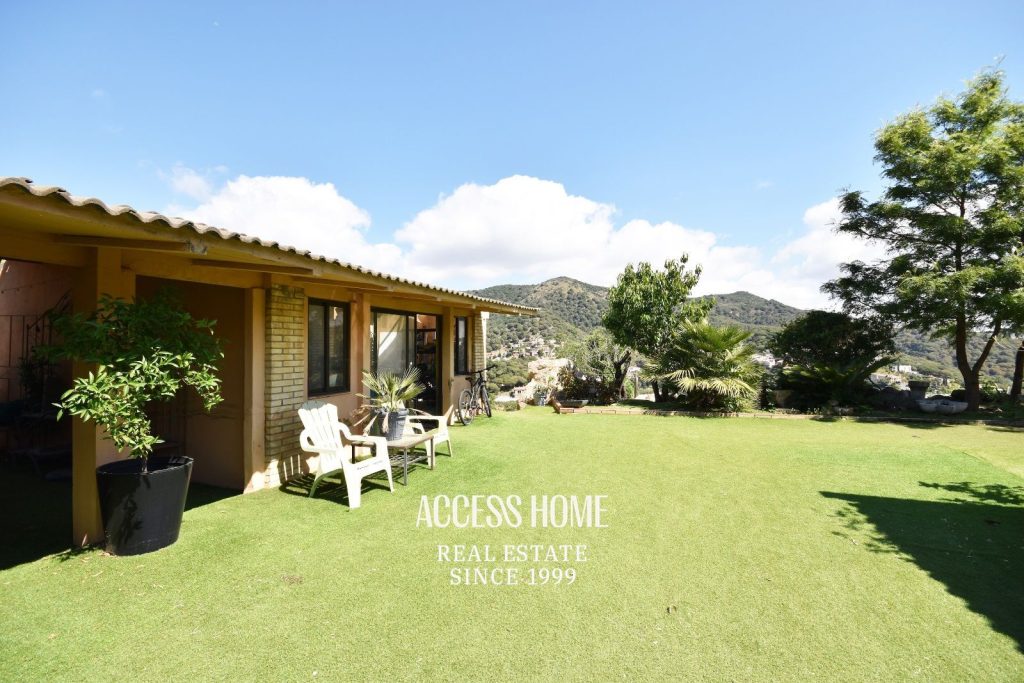 Finca en venta en Alella con viviendas independientes y panorámicas vistas a mar