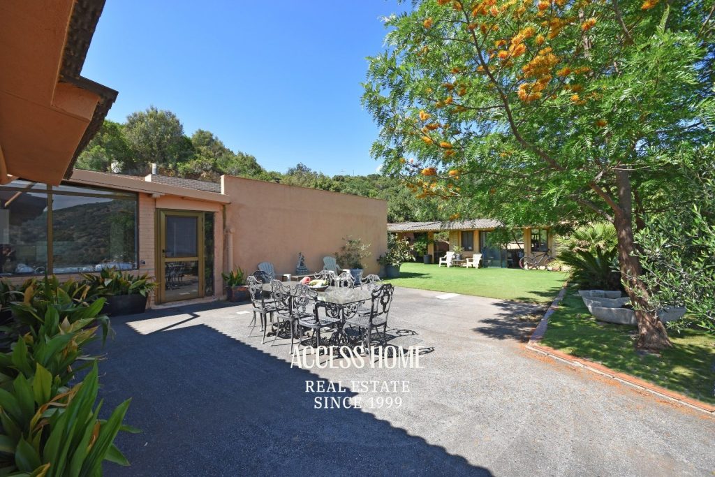 Finca en venta en Alella con viviendas independientes y panorámicas vistas a mar