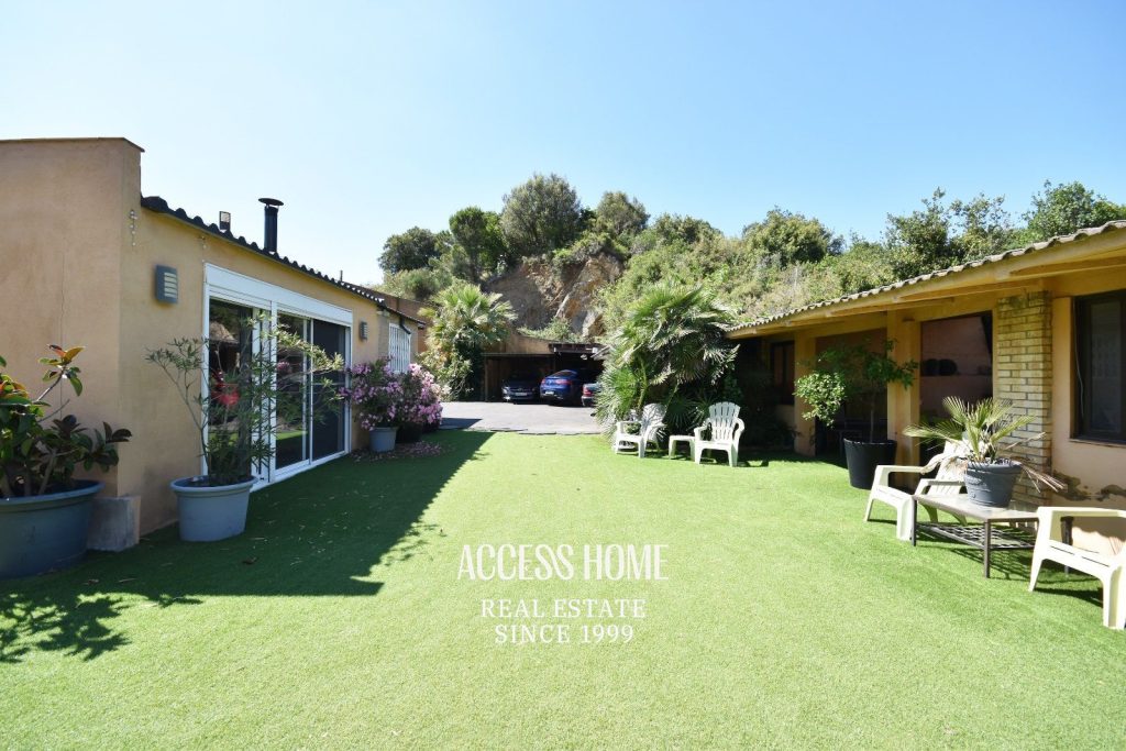 Finca en venta en Alella con viviendas independientes y panorámicas vistas a mar