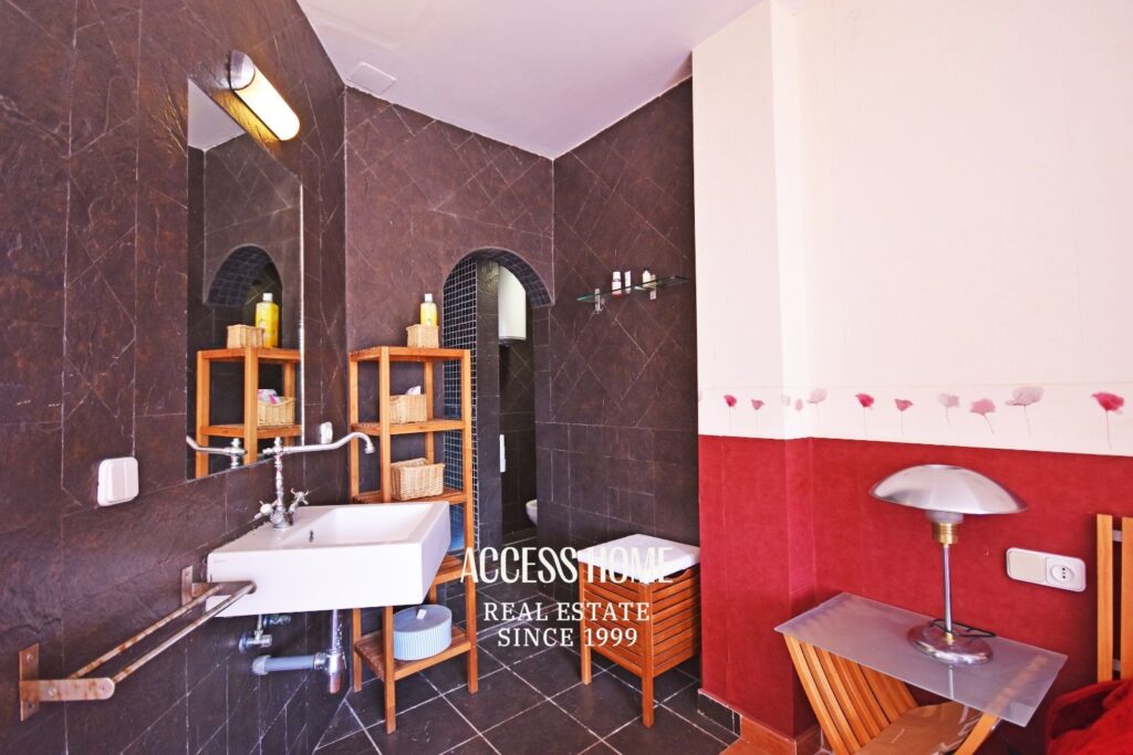Finca en venta en Alella con viviendas independientes y panorámicas vistas a mar