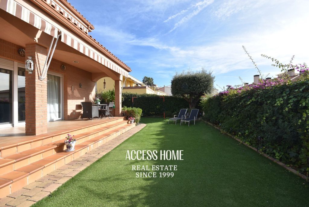 Magnifica casa en venta con jardín y piscina en Sant Pol de Mar