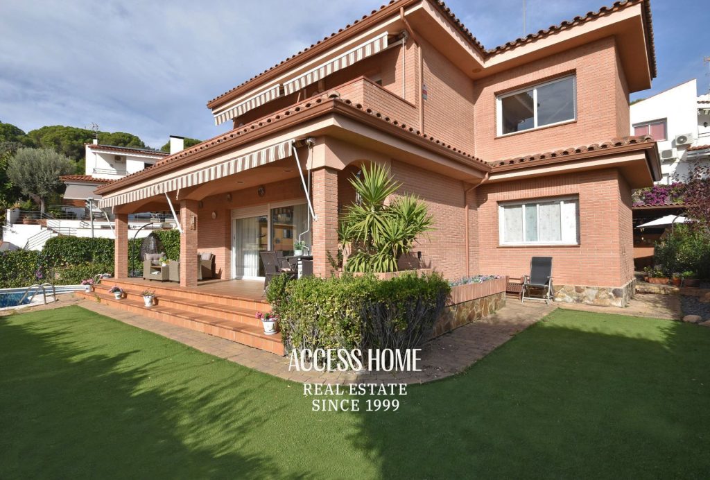 Magnifica casa en venta con jardín y piscina en Sant Pol de Mar