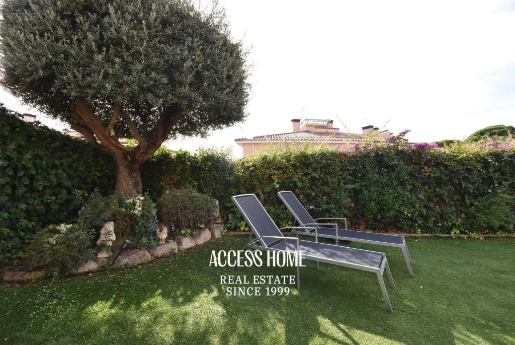 Magnifica casa en venta con jardín y piscina en Sant Pol de Mar