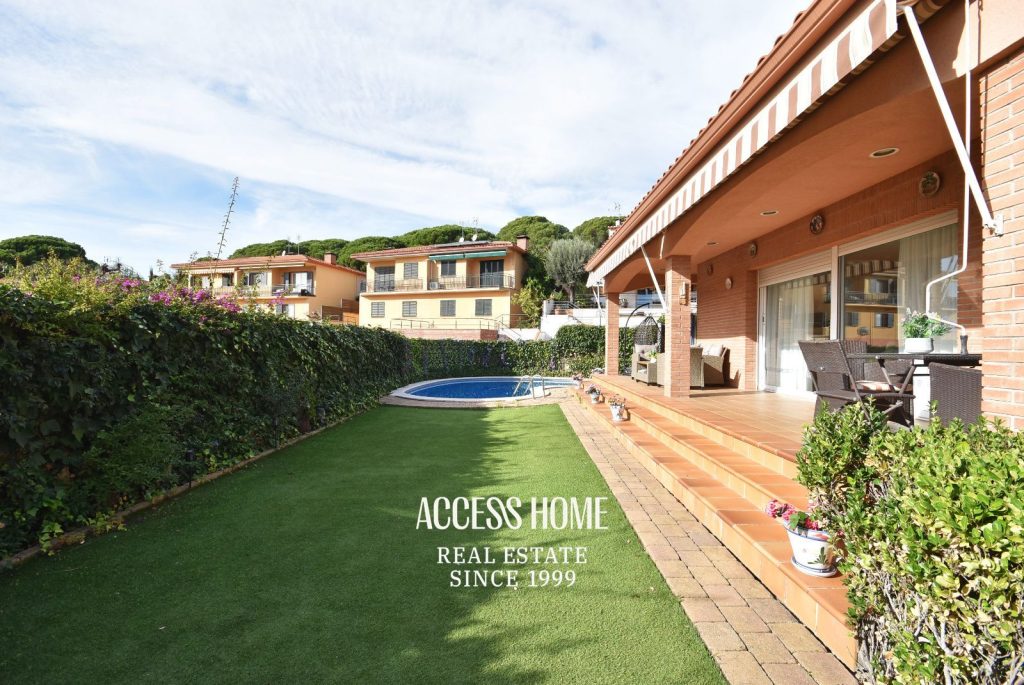 Magnifica casa en venta con jardín y piscina en Sant Pol de Mar