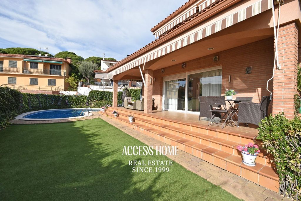 Magnifica casa en venta con jardín y piscina en Sant Pol de Mar