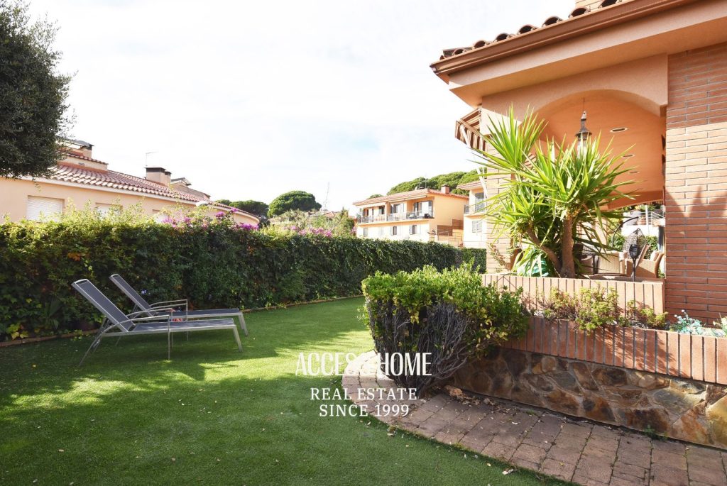 Magnifica casa en venta con jardín y piscina en Sant Pol de Mar