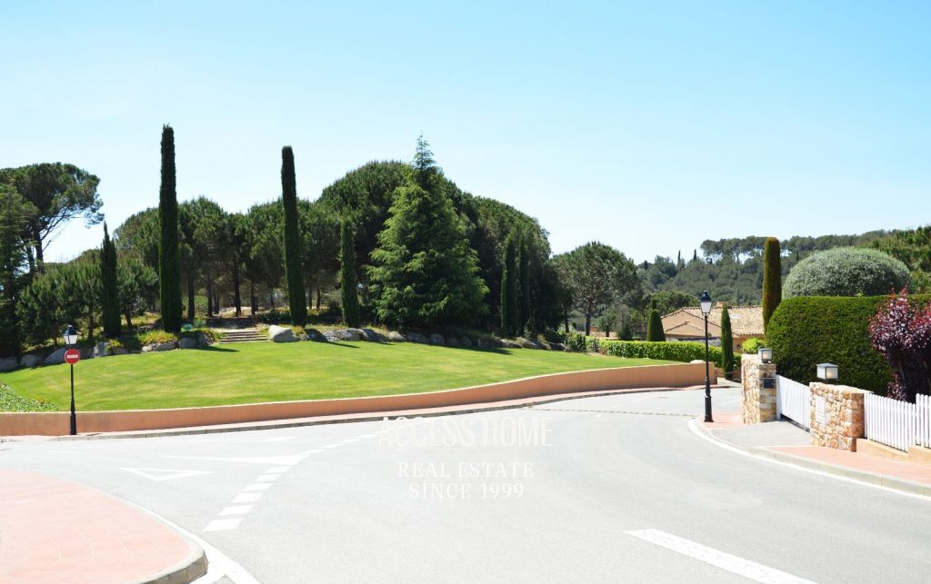 Magnifica parcela en venta con vistas al mar en la Urbanización esta zona
