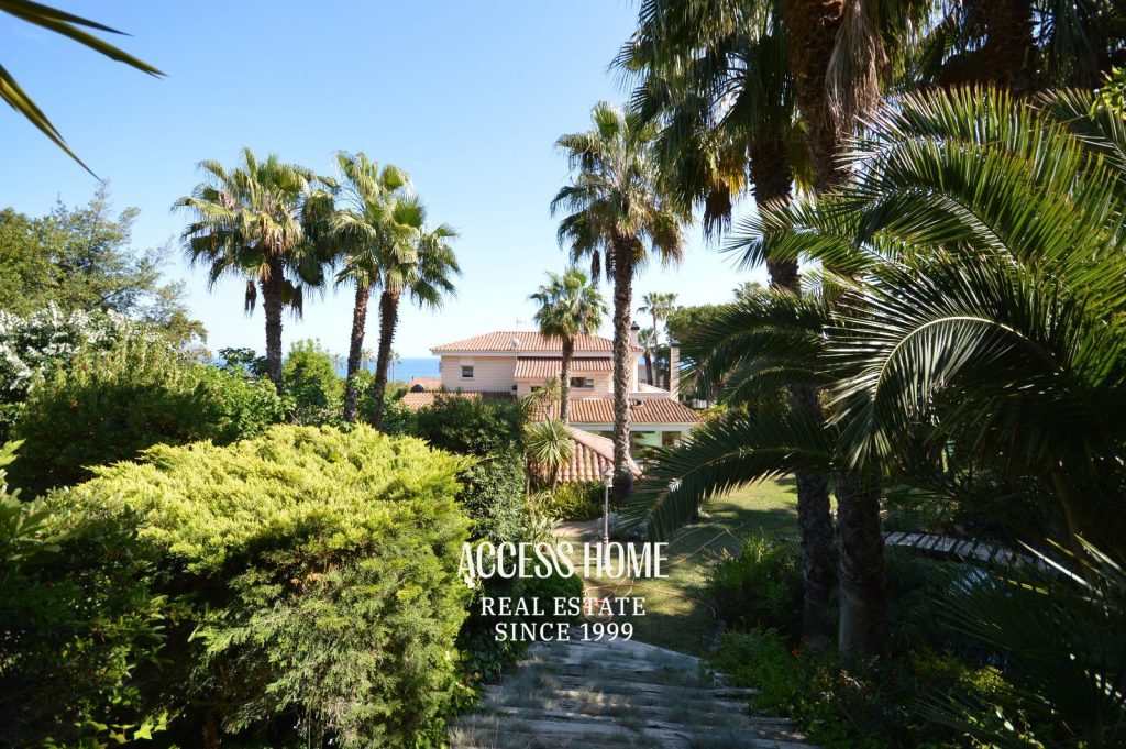 Exclusiva parcela de 1.301 m² en la prestigiosa urbanización Can Teixidó, en Alella.
