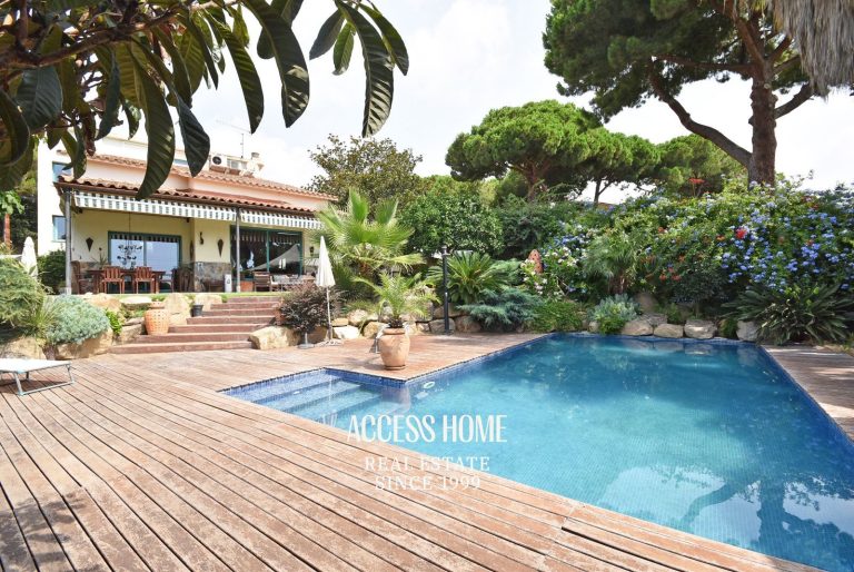 Casa con piscina y vistas a mar en Cabrils