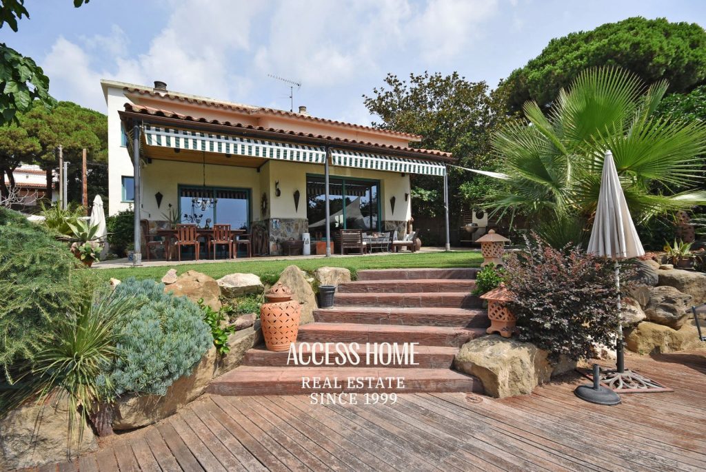 Casa con piscina y vistas a mar en Cabrils