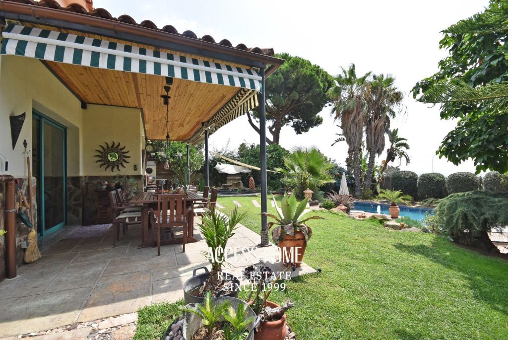 Casa con piscina y vistas a mar en Cabrils
