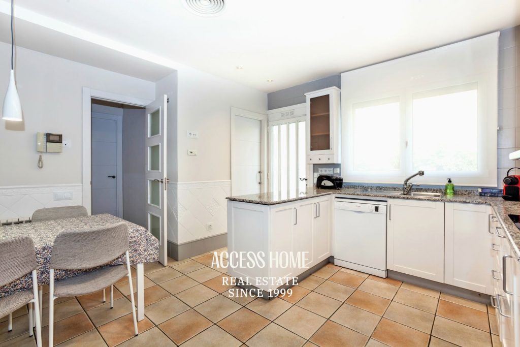 Villa de lujo  en venta con piscina privada a pasos del mar en Gavà Mar, Barcelona