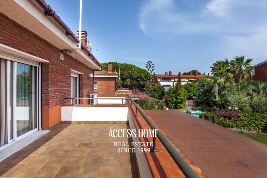 Villa de lujo  en venta con piscina privada a pasos del mar en Gavà Mar, Barcelona