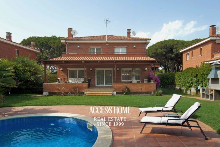 Villa de lujo  en venta con piscina privada a pasos del mar en Gavà Mar, Barcelona