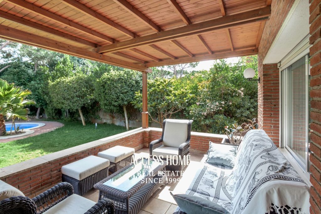 Villa de lujo  en venta con piscina privada a pasos del mar en Gavà Mar, Barcelona