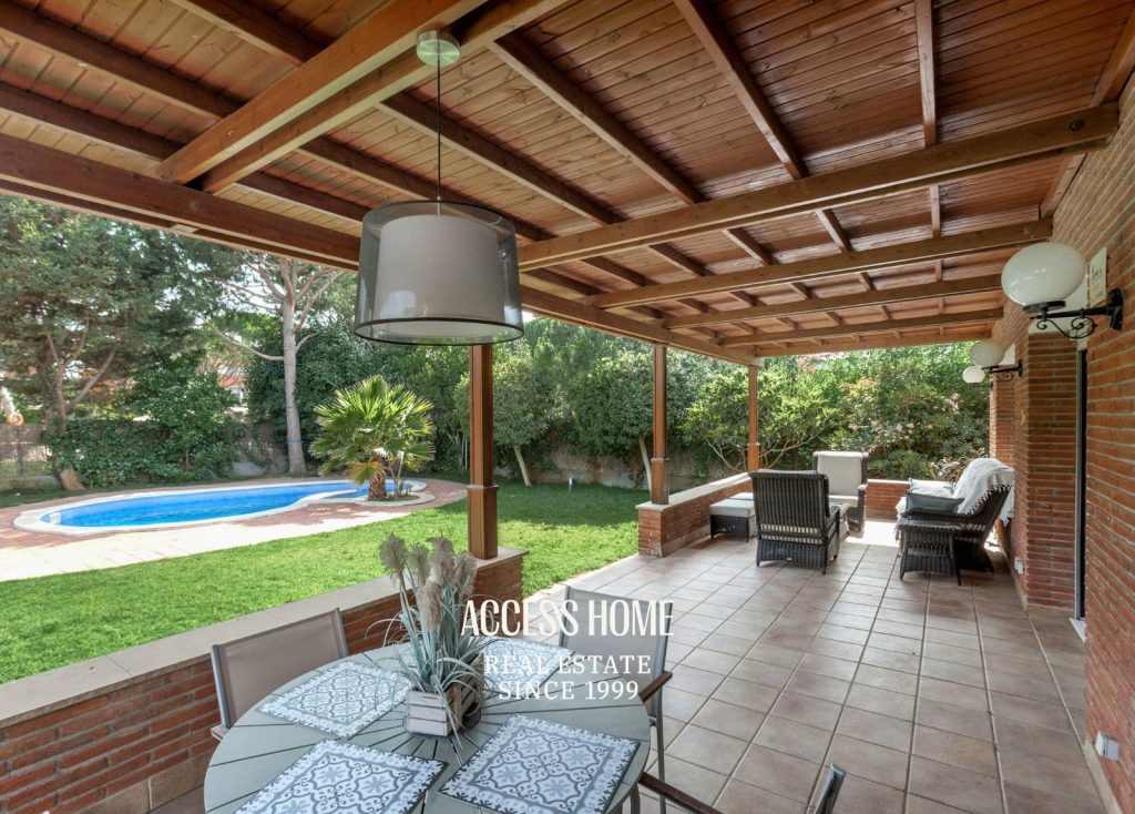 Villa de lujo  en venta con piscina privada a pasos del mar en Gavà Mar, Barcelona