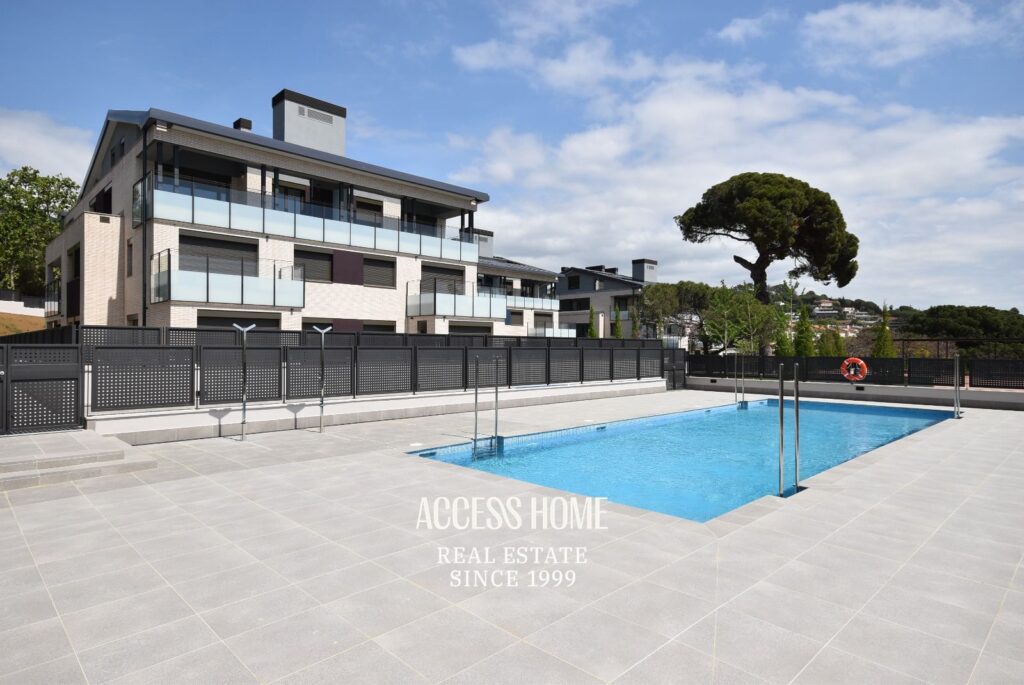 Planta baja con amplia terraza y piscina comunitaria en Premià de Dalt