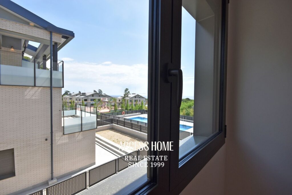 Planta baja dúplex con amplia terraza y zona comunitaria con piscina en Premià de Dalt
