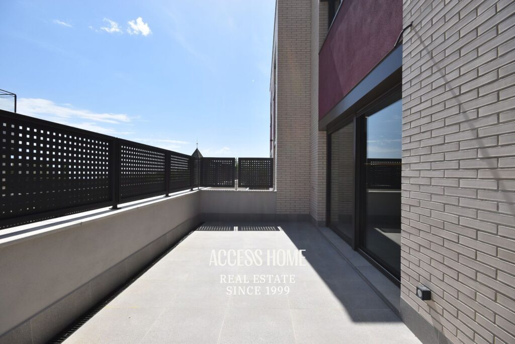 Planta baja dúplex con amplia terraza y zona comunitaria con piscina en Premià de Dalt