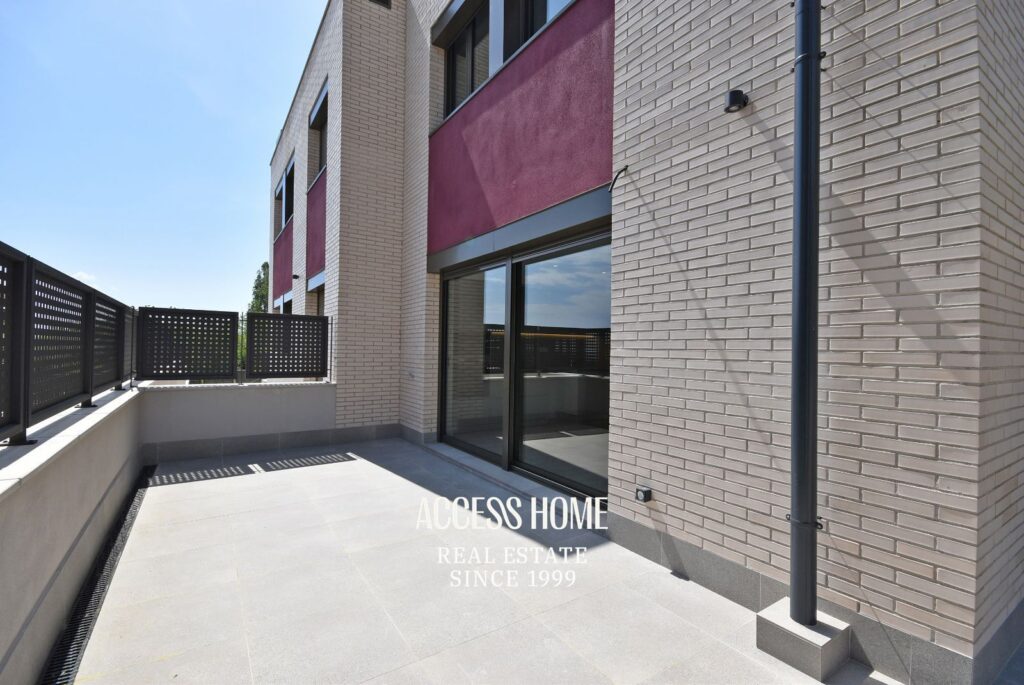 Planta baja dúplex con amplia terraza y zona comunitaria con piscina en Premià de Dalt